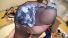 神パンスト 美甘りか 制服美少女の美脚を包んだ生ナマしいパンストを完全着衣でムレた足裏からつま先を味わい尽くす！顔騎や足コキ、時には中出し時にはお尻にコスってぶっかけとやりたい放題！発情させられた女の変態絶頂プレイを楽しむフェチAVの24番目のサンプル画像