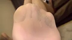 神パンスト 百合川さら 人妻や母、働く制服OL等やらしい熟女の美脚を包んだ生ナマしいパンストを完全着衣でムレた足裏からつま先を味わい尽くす！オナニーや顔騎や脚コキ、時には中出し時にはお尻にコスってぶっかけとやりたい放題！発情させられた女の変態絶頂プレイを楽しむフェチAVのサムネイル画像