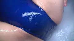 濡れてテカってピッタリ密着 神スク水 あおいれな 美少女から人妻まで可愛い女子のスクール水着姿をじっとりと堪能！着替え盗撮から始まり貧乳から巨乳にパイパン、ハミ毛、ジョリワキ等のフェチ接写やローションソーププレイやスク水ぶっかけに生中出し等を完全着衣で楽しむAVの16番目のサンプル画像