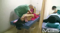 寝ている旦那の隣で性感マッサージ 「奥さん声出したらバレますよ」の8番目のサンプル画像