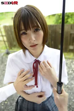 【VR】密着相合傘VR 梅雨の学校帰り、雨で制服がビショ濡れになった彼女と【相合傘の中】に隠れてこっそり野外エッチ・・・バスが来るまでのドキドキの70分間！ 坂咲みほのサムネイル画像