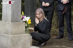 法事で7年ぶりに再会した同級生たちと金髪喪服ギャル かんな 22歳のサムネイル画像