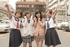 ガチ童貞素人限定！あなたの自宅で4人の美少女が突撃ハーレム筆下ろし♪しかも真正中出しスペシャル！！のサムネイル画像