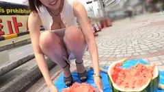 マジ軟派、初撮。 1492 新宿でスイカ割りを体験募集したら、豊満なスイカップの収穫に成功！？暴れまくる美巨乳にパイパンおマ●コからイキ潮が大噴射！新鮮採れたてデカパイスレンダーボディがイキ淫れる♪♪のサムネイル画像