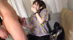 マジ軟派、初撮。 1493 『新宿駅で大量のコンドームをブチまけてみた！』という企画(のフリ)を決行！拾ってくれた優しい女の子をインタビューと称してホテルへ連れ込み！ゴムをつけて0.01mmのソーシャルディスタンス！小柄な体型由来の狭いオマ○コを堪能すると、可愛い喘ぎ声が部屋に響く！の4番目のサンプル画像