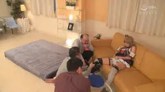 有名コスプレイヤーとおじさんヲタク達のオフパコ映像 まりん(20歳)の13番目のサンプル画像