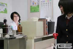 「保健室に訪れる勃起盛りの悩める男子を『他の教員には内緒で』『母親みたいに優しく』『仕事をしながら何人も』連続でヤらせてあげている噂のボイン先生をのぞく」 VOL.1の5番目のサンプル画像