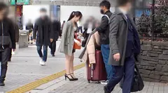 マジ軟派、初撮。 1585 『この服タダであげるからハメてもイイですか？』新宿を舞台に、引っかかったのは美意識高めな美容部員！？ハメる前からマン汁でアソコぐしょぐしょ！？乳首ビンビン！？エッチなイタズラも成すがままに受け入れる！？欲求不満な美女の淫乱セックスがいざ始まる！のサムネイル画像