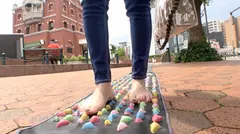 マジ軟派、初撮。 1698 激痛足つぼマットの上を歩いてもらう釣り企画！恵比寿で引っかかったお姉さんをスタジオに誘導し、マッサージ器でエロいことをしてみると…？の4番目のサンプル画像