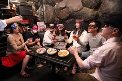 ニューハーフ好きのマニアが集結！！巨乳ニューハーフ ハプニングバー乱交のサムネイル画像