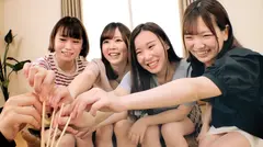 童貞君と人生初の王様ゲームしてみませんか？仲良し4人組の素人女子大生が挑戦！どんどん過激になるエッチな命令に赤面発情したオマ○コを童貞チ○ポが独り占め！ハメまくりで中出し放題！ハーレム筆おろし大乱交スペシャル！！のサムネイル画像