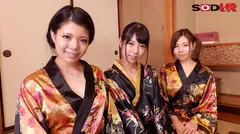 【VR】初めて温泉コンパニオンを呼んでみた！隣でエッチするイケイケな友達を羨ましそうに眺めていたらボク担当の子のエロスイッチがオン！「私たちもナマでヤっちゃう？」途中で友達が寝ちゃったので最後は残ったコンパニオン全員とハーレムSEXで中出し3連発！のサムネイル画像