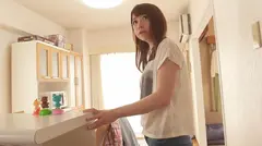 【シンママ動画】 お子さんが隣室にいる中で必死に声を押し殺しながらも感じている美人妻 真奈美24歳のサムネイル画像