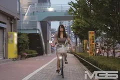 買い物帰りのママチャリ人妻のくい込みTバックはまるでノーパン！視線に気付いた奥さんはやっぱり僕を誘っていたのだの4番目のサンプル画像