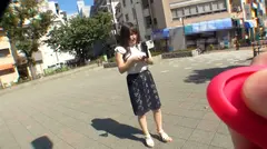 Hカップ爆乳妻 街中でセルカ棒片手にドM羞恥アクメ！のサムネイル画像