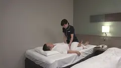 素人限定。出張メンズエステ盗撮 「嫌がらないでチ○ポも揉んでよ！」隠れ巨乳人妻エステティシャンに中出ししちゃいました。の5番目のサンプル画像