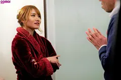 寝取らせ検証『夫婦のセックスを記念に残すはずが代役との疑似SEXに…』プライベートAV制作で他人棒をオマ○コに擦られ続けた妻はその後浮気してしまうのか？ VOL.8の11番目のサンプル画像