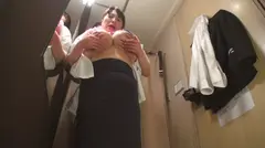 試着室で熟女店員にチ○ポ出して裾上げをお願いしたら 180分のサムネイル画像