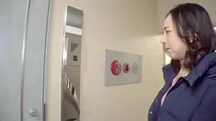 【46歳 美熟女 りつ子さん】マッサージに呼んだ美熟女さんと40分コース＋内緒の延長サービスありのサムネイル画像