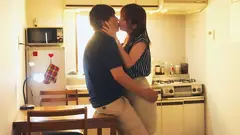 「ねぇ気持ちよくできる？私すごい溜まってるんだから。挿れたくて我慢してたんだから」夕暮れ時、家族が帰宅する前に若い男の家で情事を重ねる人妻の8番目のサンプル画像