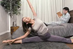 ぼっきん乳首の人妻と密着セクササイズ 美川由加里のサムネイル画像