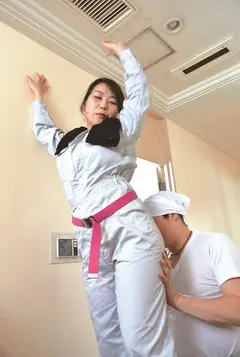 電気屋さんの巨乳お姉さんにHなイタズラをしてみた 八乃つばさの12番目のサンプル画像