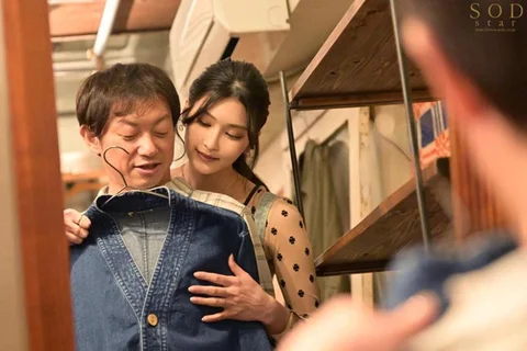 店内で客を全裸にして射精させるお洒落でセクシーな服屋の誘惑店員さん 本庄鈴のサムネイル画像