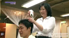 さり気ない素振りがやけにソソる美容室のおばちゃんとヤリたい (3)のサムネイル画像