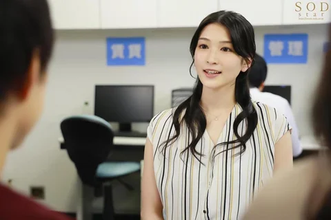 同棲するため物件を内見にきたカップルの彼氏を寝取って生ハメ中出しさせる淫乱美脚な不動産レディ 本庄鈴のサムネイル画像