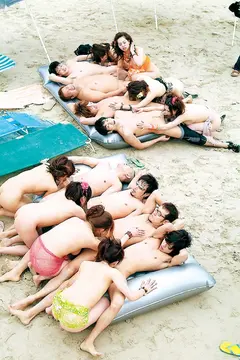 ヌーディストビーチに痴女GALが大集合！！～美女・美少女限定 25人～ 瀬咲るな 野々宮りん 眞雪ゆん 咲月ゆり 木村那美のサムネイル画像