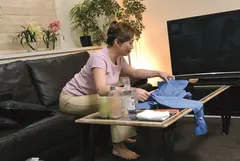 エロ本と電マが散らかった部屋で、ホームヘルパーのおばさんは、オナニーしちゃうのか？の11番目のサンプル画像