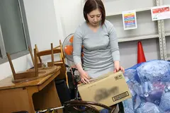 ゴミ集積場でタイトワンピが透けすぎてパンツが丸見え状態の奥さんと2人きり！無意識に誘惑してくる透けパン尻がエロすぎるので今から即ハメします。天然でドジな爆潮肉感妻 さわさん(32歳)ヒップ101センチのサムネイル画像