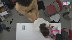 ニンゲン観察 バイトの休憩室で性欲旺盛な年下大学生に迫られるがまま潮吹き絶頂しまくる隠れ淫乱人妻の15番目のサンプル画像