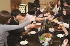 同窓会で会った初恋の女が人妻になっていた！夫に欲求不満の彼女は僕をパンチラ誘惑して、勃起チ〇コをテーブルの下で握りしめてきた。もうみんなの目を盗んで店内でヤッちゃうしかないっす！の8番目のサンプル画像