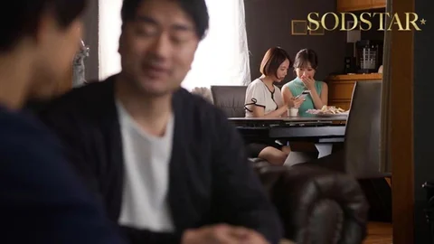 スワッピング趣味の変態夫婦にNTR性癖を植えつけられる！純粋ウブな庶民妻を金持ち夫妻に貸出したことでインモラルな快楽に沼ってしまう 小湊よつ葉 美咲かんなのサムネイル画像