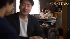 スワッピング趣味の変態夫婦にNTR性癖を植えつけられる！純粋ウブな庶民妻を金持ち夫妻に貸出したことでインモラルな快楽に沼ってしまう 小湊よつ葉 美咲かんなのサムネイル画像