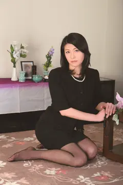 未亡人の匂い立つ黒ﾊﾟﾝｽﾄに包まれた妖艶な尻 葵千恵 古川祥子 千堂まりあの7番目のサンプル画像