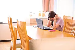 愛する夫の目の前で狂気ストーカーに…中出しされた巨乳妻 夏希まろんのサムネイル画像