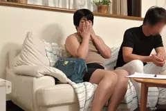 人妻と2人っきりで 寝取られAV 観賞会の12番目のサンプル画像