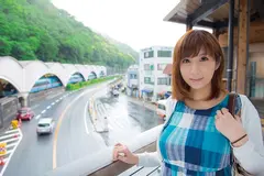 【巨乳限定】勤務先で人気ダントツNo. 1の美人妻が温泉に連れ出され生ハメ鬼パコチ○ポ漬け イキ狂い不倫セックス 12人 4時間の5番目のサンプル画像