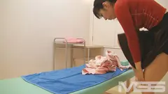 施術師のゴッドハンドで人妻の皆さん赤面おねだり！ オイルエステ盗撮の9番目のサンプル画像