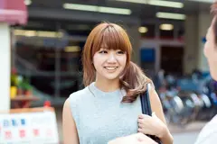 照れても恥じらっても隠せない…「奥さんグショ濡れですよ」 ナンパされた敏感妻 16人4時間のサムネイル画像