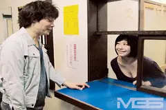 母さんがガテン系のお兄さんに駅弁セックスされてめっちゃ喜んでる！ 2のサムネイル画像