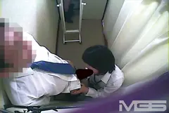 密室盗撮 試着室で臭いチ○ポ出して裾上げ依頼 2のサムネイル画像