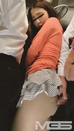 満員車内で人妻のスカートがめくれ上がりパンツ丸出し！せっかくだから勃起チ○ポを密着させたら、何度もお漏らしするぐらいに悶々と男を待っていたのだ！の8番目のサンプル画像