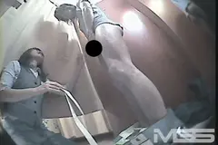 密室で2人っきりの自然スケベ空間フィッテイングルームで採寸中に突然飛び出すチン棒様のサムネイル画像