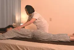 「油断は禁物…」 下心のナイ紳士だと油断させておいて…出張マッサージの熟女のズボンを下げて半ケツにしたら… 松原昭代 真矢織江 平岡里枝子の7番目のサンプル画像