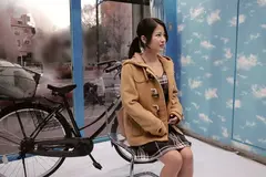 マジックミラー号×アクメ自転車 ママチャリ人妻限定！「みんな私の方を見てる気がするんですけど・・・」公衆の面前！？でイキまくる！ハリガタピストンで大量潮吹き絶頂アクメ！！の5番目のサンプル画像