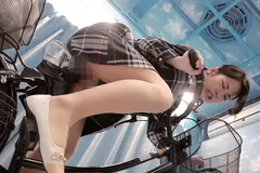 マジックミラー号×アクメ自転車 ママチャリ人妻限定！「みんな私の方を見てる気がするんですけど・・・」公衆の面前！？でイキまくる！ハリガタピストンで大量潮吹き絶頂アクメ！！の6番目のサンプル画像