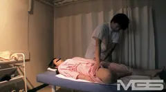 ガチ検証 人妻編 奥さんを騙して卑猥なマッサージを仕掛けたら最後までヤレる！？の10番目のサンプル画像